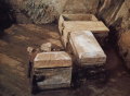 考古队发掘金太祖的陵墓，不料开棺当晚，多日未下雨的天，忽然雷雨大作