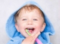 宝宝刷牙时总是吃牙膏，会中毒吗？怎么帮他纠正