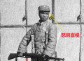 两个日军被中国士兵俘虏，摄影师拍下照片，十分珍贵