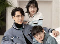 42岁吴尊携一双儿女拍写真，女儿像妈儿子随爸，三人同框似兄妹