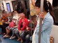 孕妈坐地铁时“漏尿”，遭小伙嘲笑，乘客们正义直言！