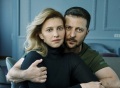 乌克兰总统抱紧爱妻亮相杂志，“素颜”入镜显沧桑，却遭国外网友抨击