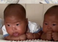 爷奶带双胞胎宝宝出去玩不打伞，晒1个月成小黑人，医生建议做好物理防晒