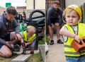 英国两岁娃头戴安全帽工地帮爸爸搬砖