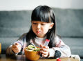 孩子吃饭多却长得矮？多半是家长做错了4件事，越早知道越好