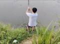 耀扬户外进行钓鱼教学！用力过猛导致自己掉入河中，助理都笑了？