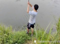 耀扬直播钓鱼用力过猛跌入河中，网友：这就是所谓的能力出众？