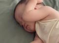 哈尔滨一位爸爸呼噜震天响，一周岁宝宝“捂耳朵”勉强入睡