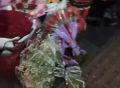 七夕节当天大量鲜花塞满垃圾桶，网友：垃圾桶见证了你们的爱情！