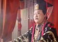 263年，司马昭不放心刘禅，看见他家牌匾3个字后，放弃了监视他