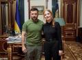 泽连斯基和“劳模姐”搂腰同框，总统点赞好莱坞名人到访乌克兰，惹争议