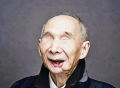 94岁失明老人常年隐居，日本大印暴露身份，派出6辆坦克出动迎接