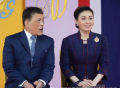 苏提达王后越来越老相，穿的衣服不再鲜艳，比不上韩国总统夫人！