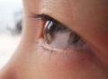 眼妆卸不干净或导致干眼症，严重可能会导致角膜损伤甚至视力损害