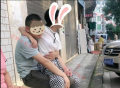 重庆一爸爸放高温假回家，将小学生女儿抱坐在腿上，不应被过度解读