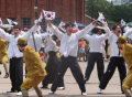 韩国民众表演痛打日军，日本国内百人抗议，苏州女子穿和服被带走