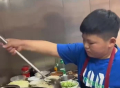 11岁男孩暑假面馆帮厨爸妈，花式颠勺颠锅如大厨