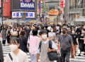 医疗系统几近崩溃，看“灾难级别”疫情下的日本民众如何生活