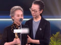 84岁吴彦姝摘下“影后”，退休后当上金牌绿叶，实现女演员的逆袭