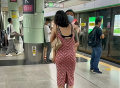 男子送女友到地铁站，两人依依不舍，抱在一起很久都不愿撒手
