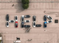 挪威特斯拉车主集体绝食维权 车辆摆出“HELP”标示