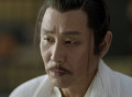 在《庆余年》中，范闲作为叶轻眉的儿子，他的身份四大宗师是何时知道的？