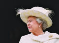 英国首相特拉斯上任第二天，女王去世，一身黑衣在唐宁街表示悼念