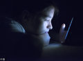 英研究：儿童半夜刷手机，等于每周少睡一晚上