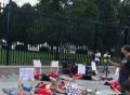 美国“长新冠”患者躺在白宫外抗议：“大流行并未结束”