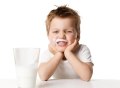 真的假的：睡前喝牛奶会影响生长激素，让孩子少长10厘米？