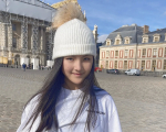 李湘到巴黎逛美术馆，带女儿接受艺术熏陶，王诗龄笑不露齿有教养