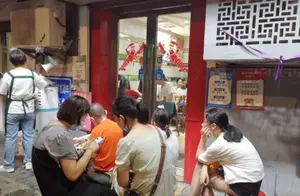 南京这家网红苍蝇小馆，环境服务都没有，却要排队一小时才能吃上
