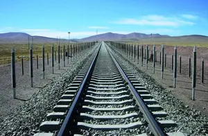 青藏铁路两边，插了1.5万根“铁柱”？这个铁柱到底干什么用
