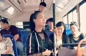 姑娘你穿成这样坐公交车，旁边的人都不敢靠近你了，哈哈哈哈