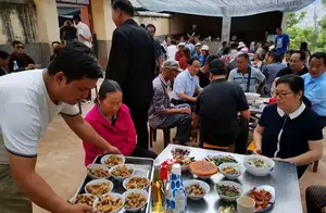 北京一家3口，去贵州农村吃席，随礼500，菜上桌后大呼：随少了
