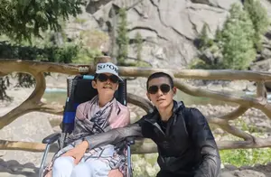 男子辞职带渐冻症母亲游新疆：自驾1万多公里，决定去世后捐献遗体