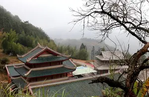 福建龙岩发现神秘寺庙，建造在高山悬崖之上，终年笼罩在云雾之中