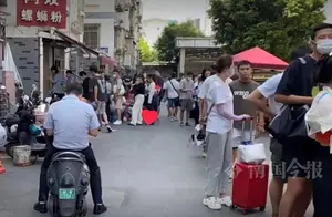 拉着行李箱在柳州街头排队吃螺蛳粉，已经成了这一届网友的“标配”