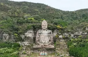 航拍蒙山大佛：中国最古老的摩崖石刻大佛