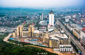 中国和越南交界处有个东兴市，可以一眼看两国，街上的建筑很洋气