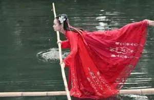 贵州女孩苦练18年独竹水上漂，25岁成为非遗传承人，惊艳全世界
