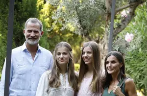 西班牙王室夏季度假 一家人走在路上仿佛是一道靓丽的风景线