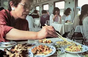 40年前的火车餐车，旅途中最美好的地方，还有烧大虾