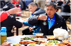 哈尔滨农村宴席有多“土豪”？大鱼大肉吃到饱，冰城美食南方少见