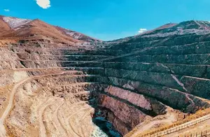 新疆这座神秘矿坑，独自偿还20亿苏联外债，日本连废矿也不放过