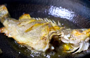 煎了20年的鱼，才知道正确的煎法，难怪鱼经常会粘锅，不成形