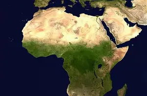 非洲撒哈拉沙漠，沙层有多厚，沙子下面有什么？