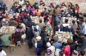 真奢侈！新疆乡村办婚宴，22道硬菜堆着放，宾客看得目瞪口呆