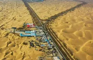 中国在沙漠中间建了一座小城，周围200公里都是沙漠，生活着2万人