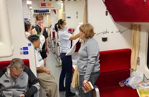 泰国火车上“最体贴”的铺床服务，中国游客感叹：真不愧是泰国
